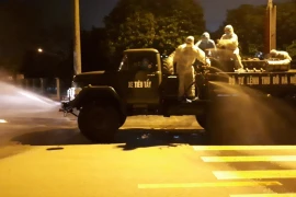 Lực lượng quân đội phun khử khuẩn toàn bộ đường giao thông trên địa bàn thôn Hạ Lôi. (Ảnh: Nguyễn Cúc/TTXVN)