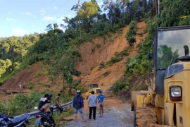 Lực lượng chức năng mở đường vào địa điểm sạt lở xã Trà Vân, huyện Nam Trà My. (Nguồn: TTXVN)