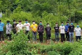 Các đối tượng có quốc tịch nước ngoài nhập cảnh trái phép vào Việt Nam. (Ảnh: Chu Hiệu/TTXVN) 