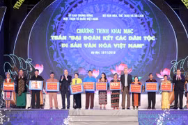 Thủ tướng Nguyễn Xuân Phúc trao quà cho đồng bào các dân tộc sống và sinh hoạt tại Làng Văn hóa-Du lịch các dân tộc Việt Nam trong Tuần đại đoàn kết các dân tộc năm 2019. (Ảnh: Thống Nhất/ TTXVN)