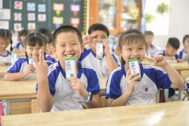 Chương trình Sữa học đường Thành phố Hồ Chí Minh được triển khai trên 24 quận huyện từ tháng 11/2020. (Nguồn: Vietnam+)