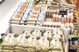 Gạo được bày bán với mẫu mã đa dạng trong các siêu thị tại thủ đô Bangkok. (Ảnh: Ngọc Quang/TTXVN)