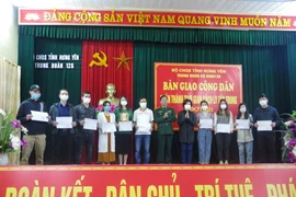 Trung đoàn bộ binh 126 cấp giấy chứng nhận hoàn thành thời gian cách ly tập trung. (Ảnh: Đinh Tuấn/TTXVN)