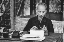 Chủ tịch Hồ Chí Minh làm việc tại chiến khu Việt Bắc trong thời kỳ kháng chiến chống Pháp. (Ảnh: Tư liệu TTXVN)