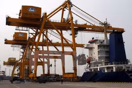 Bốc xếp hàng hóa tại cảng Hải Phòng. Ảnh minh họa. (Ảnh: Phạm Hậu/TTXVN)