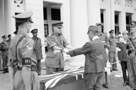 Tướng Nhật Itagaki Seishiro giao nộp kiếm cho tướng Anh Frank Messervy - nghi thức thể hiện sự đầu hàng của phátxít Nhật tại Kuala Lumpur, Malaysia thuộc Anh, ngày 22/2/1946. (Ảnh: Tư liệu quốc tế/TTXVN)