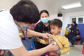 Khám sáng lọc cho trẻ em bị sứt môi, hở hàm ếch. (Ảnh: Hoài Thu/TTXVN)