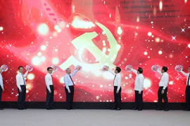 Ông Trần Quốc Vượng, Ủy viên Bộ Chính trị, Thường trực Ban Bí thư và các lãnh đạo Ban Tuyên giáo nhấn nút khai trương Trang tin điện tử. (Ảnh: Phương Hoa/TTXVN)