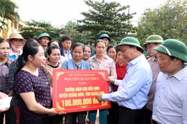 Thủ tướng Nguyễn Xuân Phúc thăm trường Mầm non Hiền Ninh, xã Hiền Ninh, huyện Quảng Ninh. (Ảnh: Thống Nhất/TTXVN)