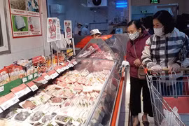 Người tiêu dùng mua thịt lợn tại siêu thị BigC (Hà Nội). (Ảnh: TTXVN)