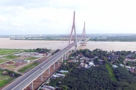 Cầu Cần Thơ là cầu dây văng đầu tiên xây dựng qua dòng sông Hậu, nối thành phố Cần Thơ và tỉnh Vĩnh Long, là cầu dây văng có nhịp chính dài nhất Đông Nam Á (550m). (Ảnh: Mạnh Linh/TTXVN)
