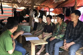 Bốn đối tượng bị lực lượng chức năng bắt giữ. (Nguồn: TTXVN)