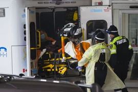 Chuyển bệnh nhân COVID-19 tới bệnh viện tại Toronto, Canada, ngày 16/11/2020. (Ảnh: THX/TTXVN)