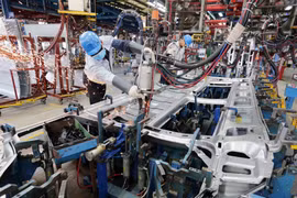 Sản xuất ôtô tại nhà máy của Công ty Ford Việt Nam (liên doanh giữa Tập đoàn Ôtô Ford của Hoa Kỳ và Công ty Diesel Sông Công). (Ảnh: Trần Việt/TTXVN)
