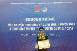 Lê Văn Phúc trong Lễ trao giải tình nguyện quốc gia tổ chức vào đầu năm 2020. (Ảnh: Hồng Điệp/TTXVN)