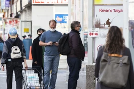Người dân đeo khẩu trang phòng lây nhiễm COVID-19 tại Toronto, Canada, ngày 20/11/2020. (Ảnh: THX/TTXVN)