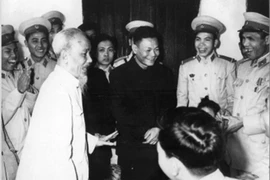 Bác Hồ đến thăm cán bộ, chiến sỹ một đơn vị Cảnh sát nhân dân khu Hoàn Kiếm (Hà Nội), ngày 1 Tết Quý Mão 1963. (Ảnh: Tư liệu/TTXVN)