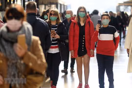 Người dân đeo khẩu trang để phòng tránh lây nhiễm COVID-19 tại Milan, Italy, ngày 24/2/2020. (Ảnh: THX/TTXVN)