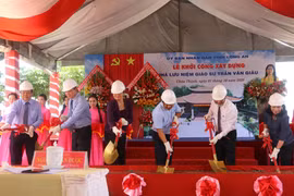 Các đại biểu thực hiện nghi thức động thổ công trình. (Ảnh: Thanh Bình/TTXVN)