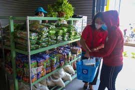 Người dân Đà Nẵng được lựa chọn miễn phí các nhu yếu phẩm cần thiết cho gia đình tại Siêu thị 0 đồng trong thời gian giãn cách xã hội. (Ảnh: Trần Lê Lâm/TTXVN)