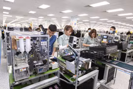 Công nhân Công ty TNHH Samsung Electronics Việt Nam sản xuất điện thoại thông minh. (Ảnh: Anh Tuấn/TTXVN)