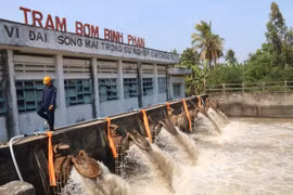 Trạm bơm Bình Phan bơm đưa nước về phục vụ trà lúa Đông Xuân các huyện Chợ Gạo, Gò Công Tây, tỉnh Tiền Giang. (Nguồn: TTXVN)