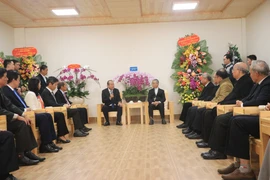 Phó Thủ tướng Thường trực Chính phủ Trương Hòa Bình chúc mừng Giáng sinh tại Tòa Giám mục Đà Lạt. (Ảnh: Đặng Tuấn/TTXVN)