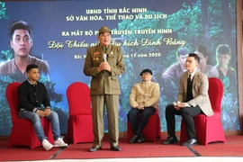 Đoàn làm phim giao lưu với nhân chứng lịch sử. (Ảnh: Thanh Thương/TTXVN)