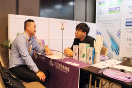 Doanh nhân Việt Nam kết nối giao thương tại gian hàng của doanh nghiệp Thái Lan. (Ảnh: Mỹ Phương/TTXVN)