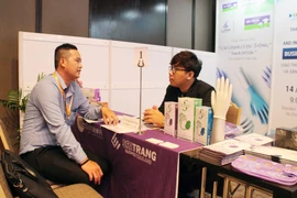 Doanh nhân Việt Nam kết nối giao thương tại gian hàng của doanh nghiệp Thái Lan. (Ảnh: Mỹ Phương/TTXVN)