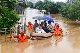 Lực lượng cứu hộ sơ tán người dân khỏi vùng lũ tại Cửu Giang, tỉnh Giang Tây ngày 8/7/2020. (Nguồn: AFP/TTXVN)