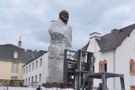 Bức tượng đồng nặng 3 tấn, cao 5,5m, tạc hình Karl Marx. (Nguồn: AFP/Getty Images)