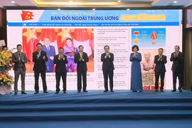 Các đại biểu nhấn nút khai trương trang tin điện tử tổng hợp Ban Đối ngoại Trung ương Đảng. (Nguồn: qdnd.vn)