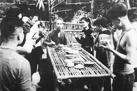 Bác Hồ trong một bữa cơm cùng đồng bào, chiến sỹ tại chiến khu Việt Bắc. (Ảnh: Tư liệu/TTXVN)