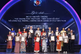 Chủ tịch Quốc hội Nguyễn Thị Kim Ngân và Trưởng Ban Tuyên giáo Trung ương Võ Văn Thưởng trao giải Nhất cho các tác giả, nhóm tác giả có tác phẩm đạt Giải thưởng toàn quốc về thông tin đối ngoại lần thứ VI, tối 28/7/2020. (Ảnh: Doãn Tấn/TTXVN)