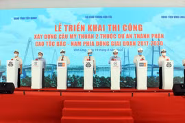 Các đại biểu thực hiện nghi thức khởi công dự án. (Ảnh: Phạm Minh Tuấn/TTXVN)
