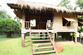 Mô hình nhà sàn Bác Hồ. (Ảnh: Hữu Kiên/TTXVN)