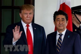 Tổng thống Mỹ Donald Trump (trái) và Thủ tướng Nhật Bản Shinzo Abe trong cuộc gặp tại Nhà Trắng ngày 26/4/2019. (Nguồn: THX/TTXVN)