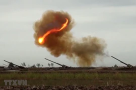 Binh sỹ Azerbaijan nã pháo về phía lực lượng Armenia trong xung đột tại khu vực tranh chấp Nagorny-Karabakh. (Ảnh: AFP/TTXVN) 