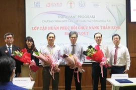 Ban tổ chức tặng hoa các chuyên gia tham gia khóa huấn luyện. (Ảnh: Đinh Hằng/TTXVN)