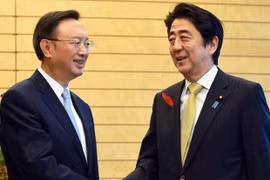 Thủ tướng Nhật Bản Shinzo Abe (phải) và Ủy viên Bộ Chính trị Đảng Cộng sản Trung Quốc Dương Khiết Trì. (Nguồn: AFP)