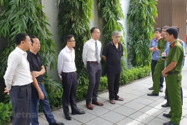 Tài xế Doãn Quý Phiến (thứ 5 từ trái sang) cùng cơ quan chức năng tiến hành thực nghiệm hiện trường lần thứ hai tại trường Gateway vào sáng 13/9. (Ảnh: Sơn Bách/Vietnam+)