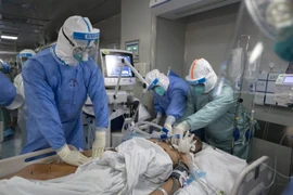 Nhân viên y tế điều trị cho bệnh nhân mắc COVID-19 tại một bệnh viện ở Vũ Hán, Trung Quốc ngày 5/5/2020. (Ảnh: THX/TTXVN)