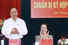 Thủ tướng Nguyễn Xuân Phúc với các cử tri. (Ảnh: Thống Nhất/TTXVN)
