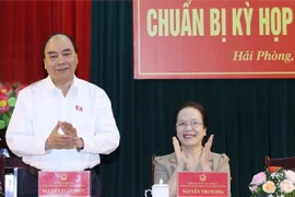 Thủ tướng Nguyễn Xuân Phúc với các cử tri. (Ảnh: Thống Nhất/TTXVN)