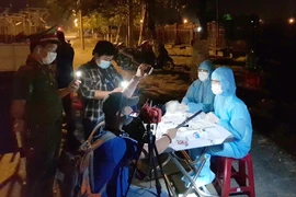 Các phóng viên đã không quản ngại gian lao, nguy hiểm để có được những tin bài mang tính thời sự, nhưng lại bị các trang tin điện tử vô tư sử dụng không xin phép. (Ảnh: Quốc Dũng/TTXVN)