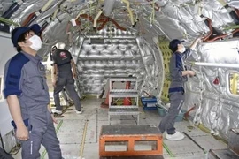 Các kỹ sư cơ khí làm việc tại sân bay Haneda ở Tokyo, Nhật Bản ngày 14/5/2020 trong bối cảnh dịch COVID-19 ảnh hưởng nặng nề đến các ngành sản xuất của nước này. (Nguồn: Kyodo/TTXVN)