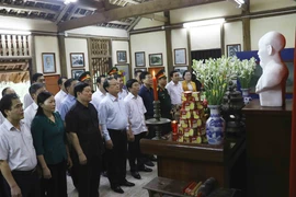 Lãnh đạo tỉnh Hưng Yên dâng hương tưởng nhớ Chủ tịch Hồ Chí Minh tại Nhà lưu niệm Bác Hồ. (Ảnh: Đinh Tuấn/TTXVN)