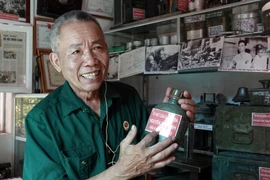 Thương binh 4/4 Bùi Văn Bình bên gian trưng bày các kỷ vật chiến tranh. (Ảnh: Trung Kiên/TTXVN) 