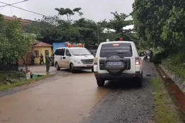 Lực lượng cứu hộ đưa thi thể cán bộ, chiến sỹ Đoàn Kinh tế Quốc phòng 337 bị sạt núi vùi lấp ra ngoài. (Ảnh: TTXVN/phát)